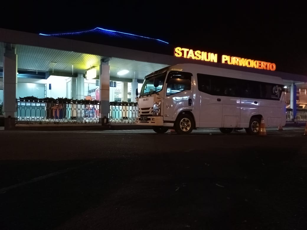 Apa stasiun dan bandara terdekat dengan Dieng?