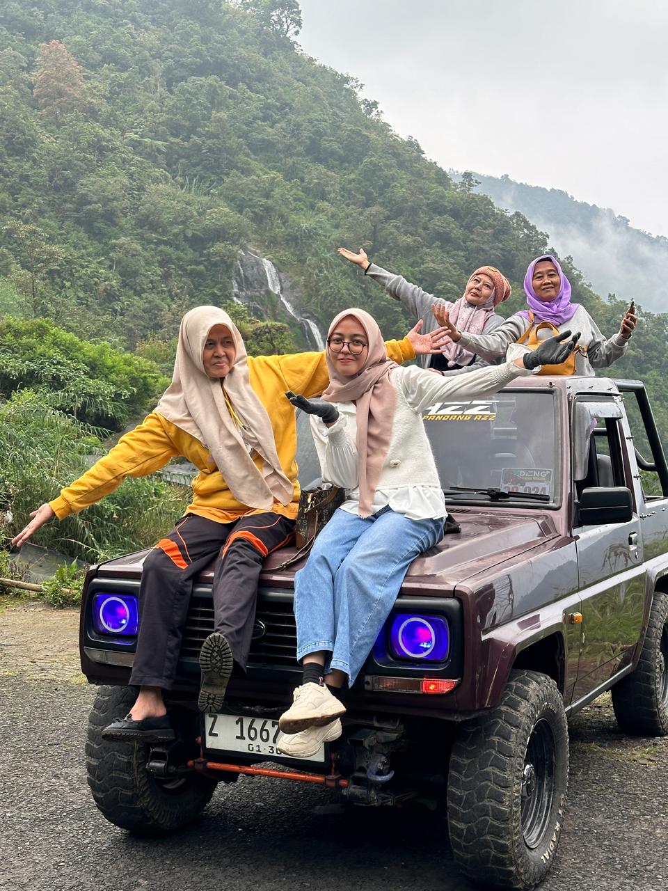 Jeep Couple Dieng